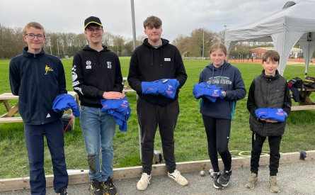 https://www.petanque-england.uk/wp-content/uploads/2024/03/Juniors_recieving_shirts_445x275.jpg